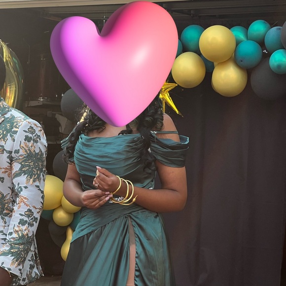 Emerald green off the shoulder Prom dress - Picture 3 of 3